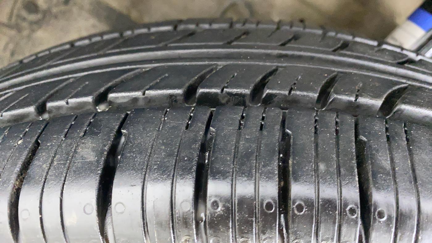 2013 Maruti Swift Dzire VXI, Petrol, Manual, 86,127 km, Left Front Tyre Tread