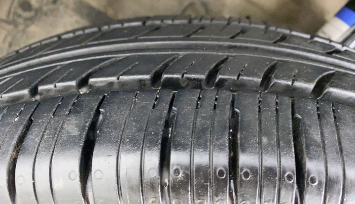 2013 Maruti Swift Dzire VXI, Petrol, Manual, 86,127 km, Left Front Tyre Tread