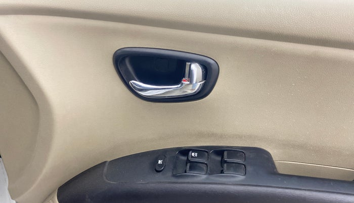 2014 Hyundai i10 SPORTZ 1.1, Petrol, Manual, 64,534 km, Driver Side Door Panels Control