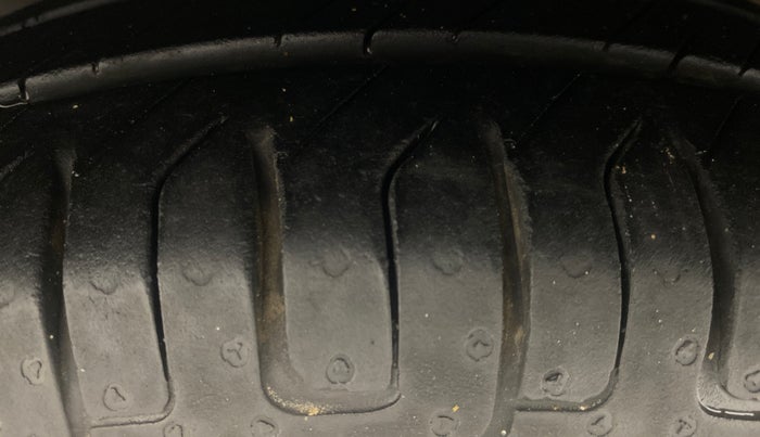 2014 Hyundai i10 SPORTZ 1.1, Petrol, Manual, 64,534 km, Left Front Tyre Tread