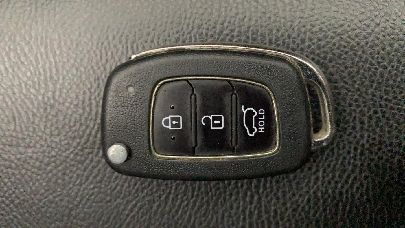 2019 Hyundai VENUE SX 1.0 TURBO, Petrol, Manual, 1,25,229 km, Key Close Up