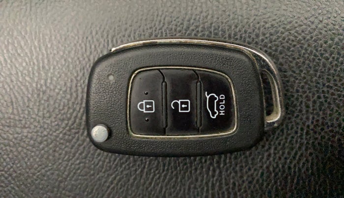 2019 Hyundai VENUE SX 1.0 TURBO, Petrol, Manual, 1,25,196 km, Key Close Up