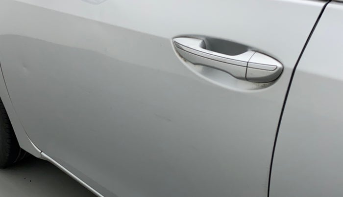 2017 Toyota Corolla Altis VL AT, Petrol, Automatic, 66,207 km, Front passenger door - Minor scratches