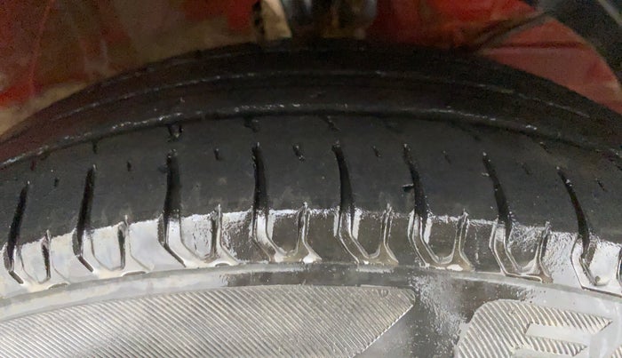 2020 Maruti Swift LXI D, Petrol, Manual, 49,003 km, Right Front Tyre Tread
