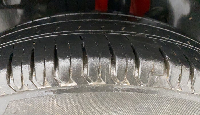 2020 Maruti Swift LXI D, Petrol, Manual, 49,003 km, Left Rear Tyre Tread