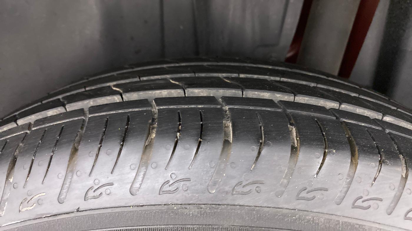 2023 Maruti BREZZA ZXI SMART HYBRID DUAL TONE, Petrol, Manual, 6,696 km, Left Rear Tyre Tread
