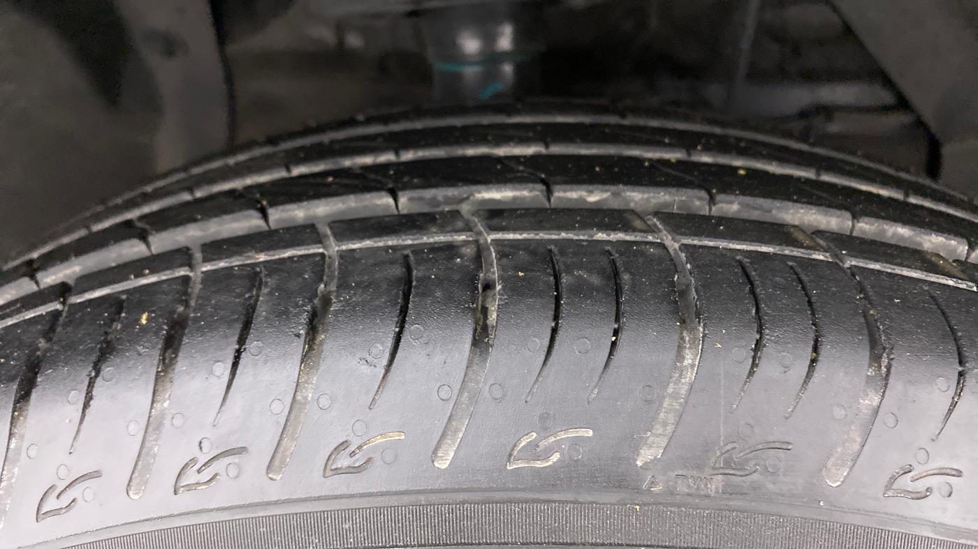 2023 Maruti BREZZA ZXI SMART HYBRID DUAL TONE, Petrol, Manual, 6,696 km, Right Front Tyre Tread