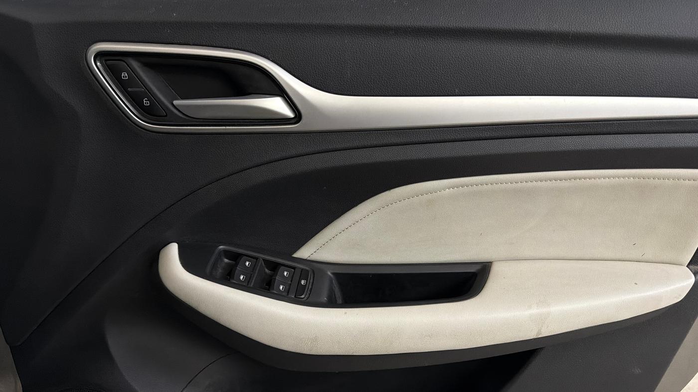 2024 MG ASTOR Sprint 1.5 MT (Ivory), Petrol, Manual, 37,943 km, Driver Side Door Panels Control