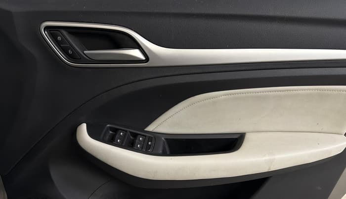 2024 MG ASTOR Sprint 1.5 MT (Ivory), Petrol, Manual, 37,873 km, Driver Side Door Panels Control