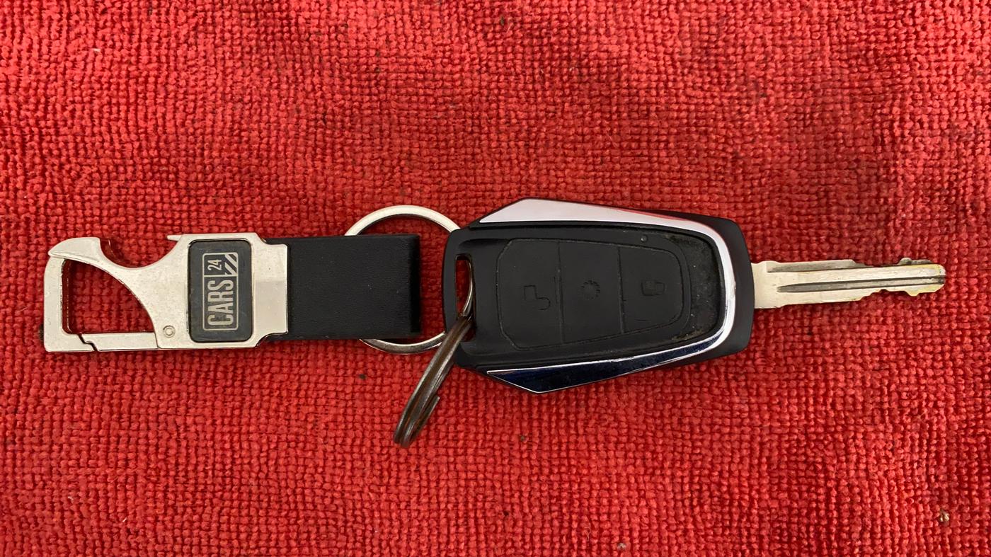2016 Mahindra Kuv100 K8 5 STR, Petrol, Manual, 29,580 km, Key Close Up