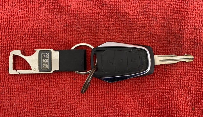 2016 Mahindra Kuv100 K8 5 STR, Petrol, Manual, 29,580 km, Key Close Up