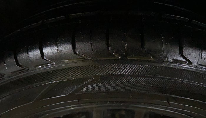 2017 Ford New Figo TITANIUM 1.2 PETROL MT, Petrol, Manual, 36,596 km, Right Rear Tyre Tread