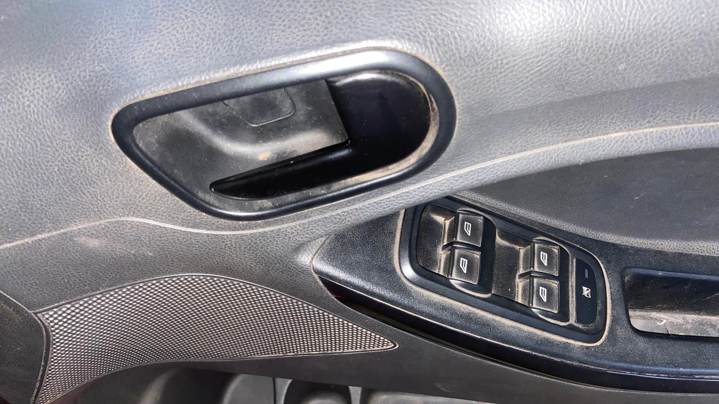 2017 Ford New Figo TITANIUM 1.2 PETROL MT, Petrol, Manual, 36,613 km, Driver Side Door Panels Control