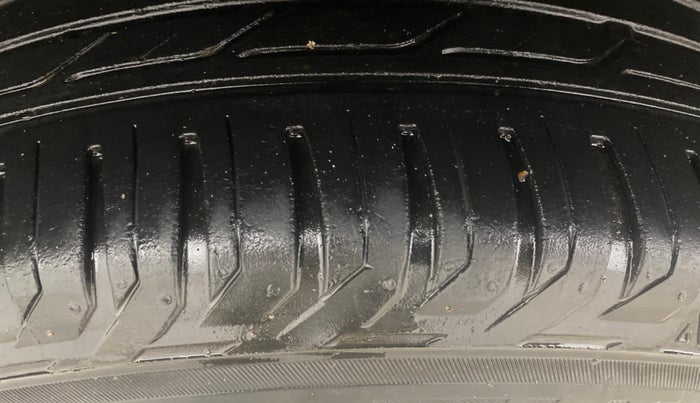 2014 Renault Duster 85 PS RXE DIESEL, Diesel, Manual, 97,110 km, Right Rear Tyre Tread