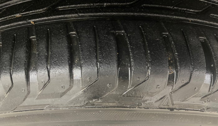 2014 Renault Duster 85 PS RXE DIESEL, Diesel, Manual, 97,110 km, Right Front Tyre Tread