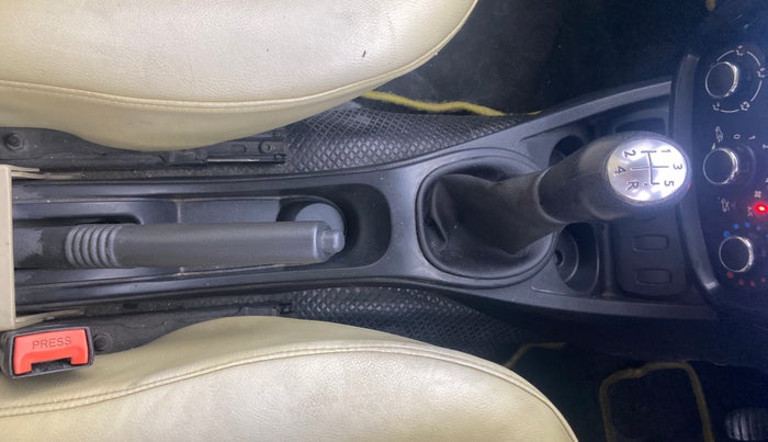 2014 Renault Duster 85 PS RXE DIESEL, Diesel, Manual, 97,110 km, Gear Lever