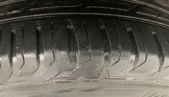 2014 Renault Duster 85 PS RXE DIESEL, Diesel, Manual, 97,110 km, Left Front Tyre Tread