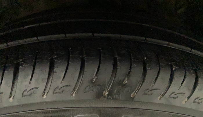 2019 Mahindra XUV300 W6 1.2 PETROL, Petrol, Manual, 39,094 km, Right Front Tyre Tread