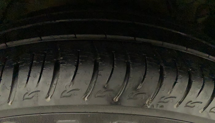 2019 Mahindra XUV300 W6 1.2 PETROL, Petrol, Manual, 39,094 km, Left Front Tyre Tread