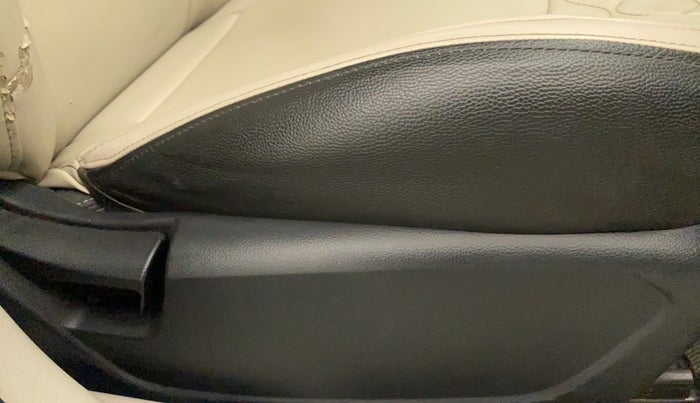 2019 Mahindra XUV300 W6 1.2 PETROL, Petrol, Manual, 39,094 km, Driver Side Adjustment Panel