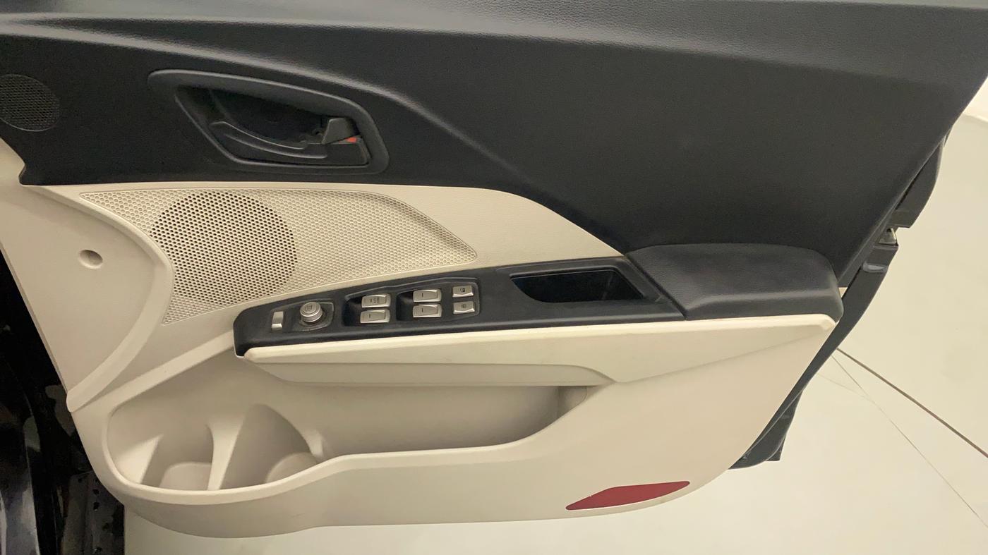 2019 Mahindra XUV300 W6 1.2 PETROL, Petrol, Manual, 39,094 km, Driver Side Door Panels Control