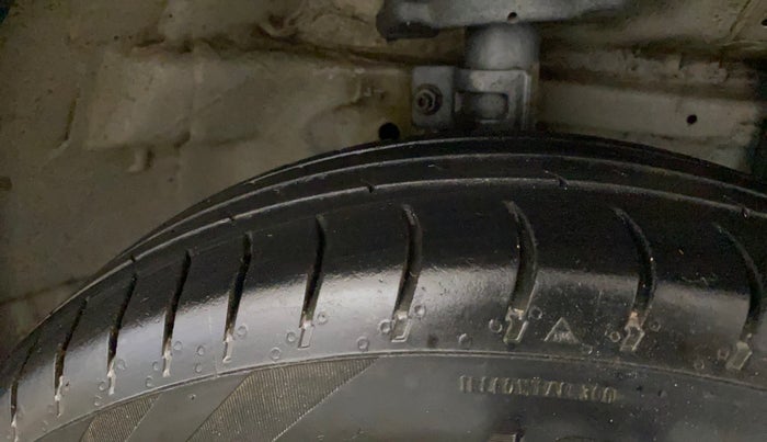 2017 Maruti Swift Dzire VXI, Petrol, Manual, 81,419 km, Right Front Tyre Tread