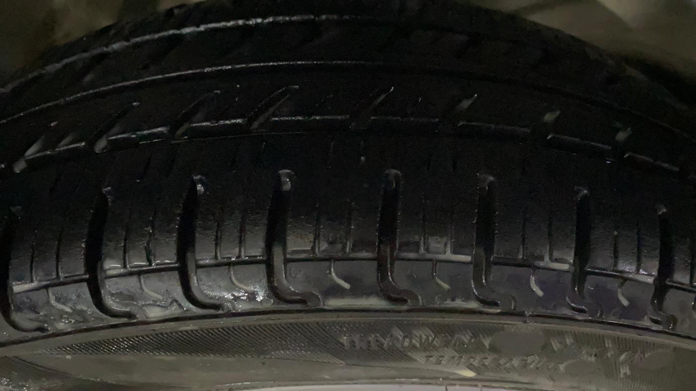 2016 Maruti Wagon R Stingray VXI, Petrol, Manual, 74,043 km, Right Front Tyre Tread
