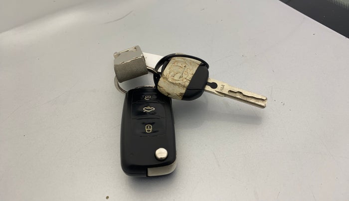 2015 Skoda Rapid AMBITION 1.6 MPI MT, Petrol, Manual, 1,43,066 km, Key Close Up