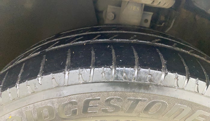 2015 Skoda Rapid AMBITION 1.6 MPI MT, Petrol, Manual, 1,43,066 km, Left Front Tyre Tread