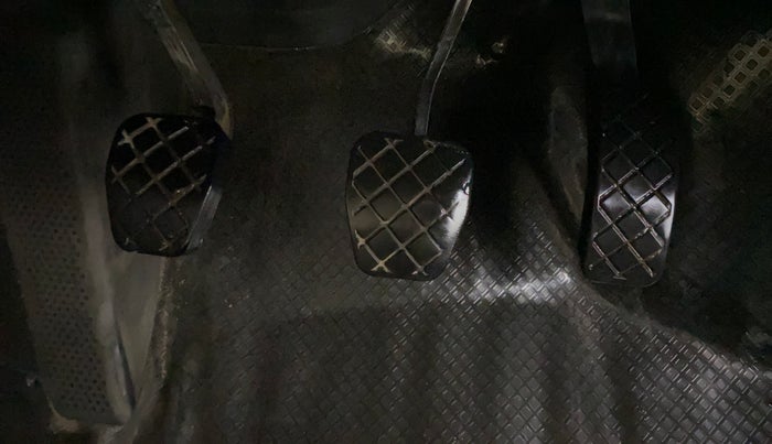 2015 Skoda Rapid AMBITION 1.6 MPI MT, Petrol, Manual, 1,43,066 km, Pedals