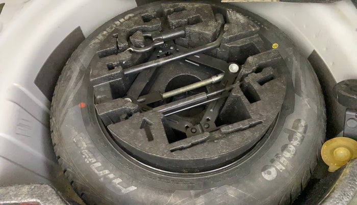 2015 Skoda Rapid AMBITION 1.6 MPI MT, Petrol, Manual, 1,43,066 km, Spare Tyre