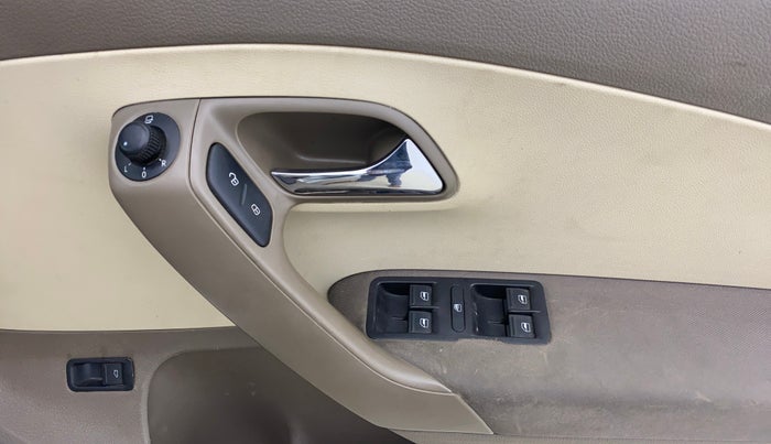 2015 Skoda Rapid AMBITION 1.6 MPI MT, Petrol, Manual, 1,43,066 km, Driver Side Door Panels Control