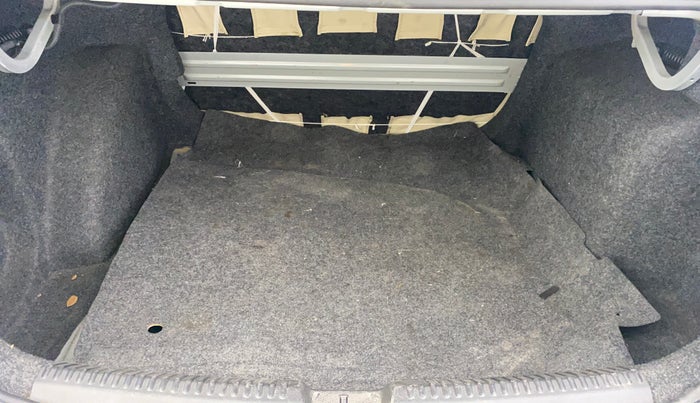 2015 Skoda Rapid AMBITION 1.6 MPI MT, Petrol, Manual, 1,43,066 km, Boot Inside