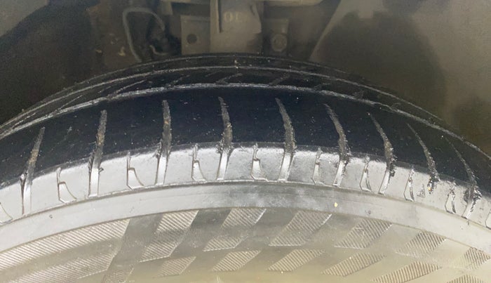 2015 Skoda Rapid AMBITION 1.6 MPI MT, Petrol, Manual, 1,43,066 km, Right Front Tyre Tread