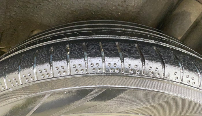 2015 Skoda Rapid AMBITION 1.6 MPI MT, Petrol, Manual, 1,43,066 km, Left Rear Tyre Tread