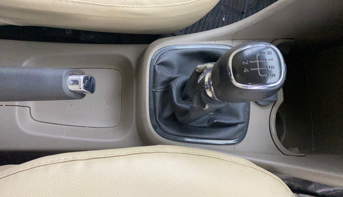 2015 Skoda Rapid AMBITION 1.6 MPI MT, Petrol, Manual, 1,43,066 km, Gear Lever