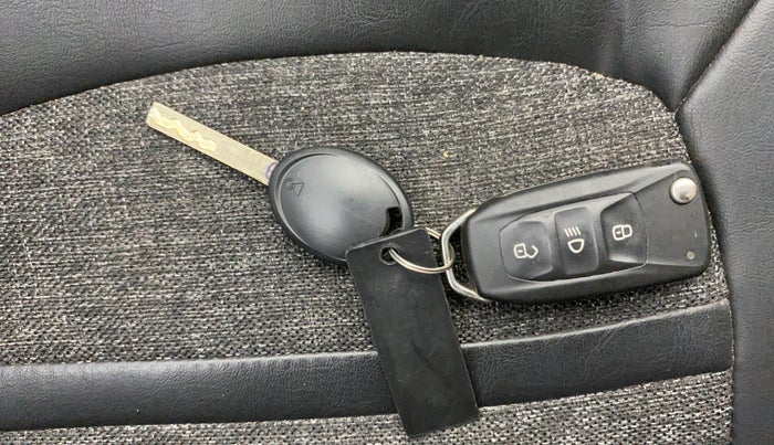 2022 Tata NEXON XM PETROL, Petrol, Manual, 51,942 km, Key Close Up