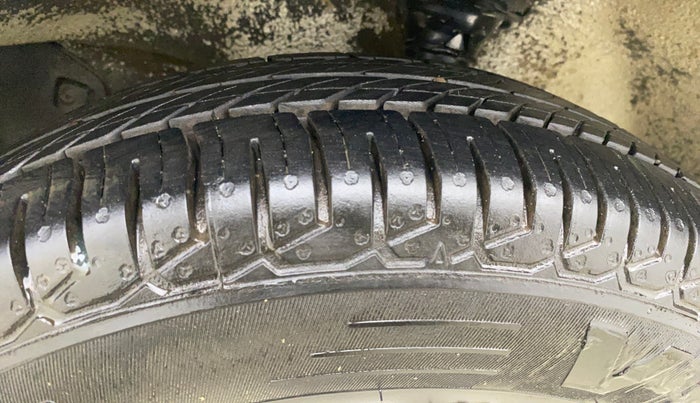 2018 Maruti Eeco 5 STR WITH A/C+HTR, CNG, Manual, 26,716 km, Right Front Tyre Tread