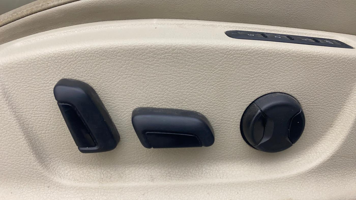 2016 Skoda Octavia STYLE PLUS AT 1.8 TSI, Petrol, Automatic, 63,863 km, Driver Side Adjustment Panel