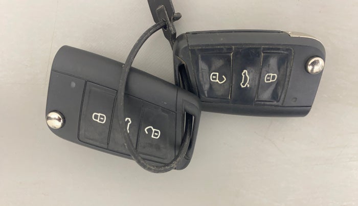 2016 Skoda Octavia STYLE PLUS AT 1.8 TSI, Petrol, Automatic, 63,863 km, Key Close Up