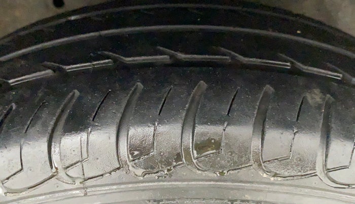 2013 Honda Brio S MT, Petrol, Manual, 1,20,695 km, Right Front Tyre Tread
