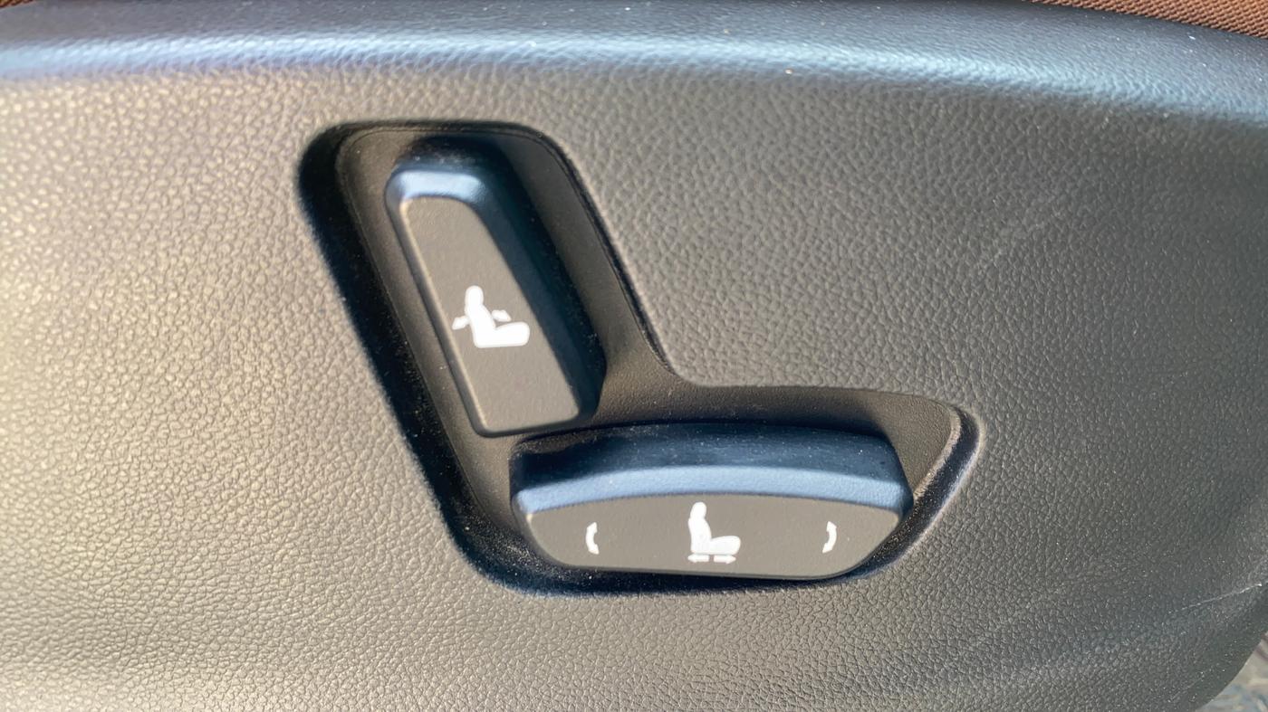 2021 MG HECTOR PLUS SHARP 2.0 DIESEL TURBO MT 6-STR, Diesel, Manual, 1,31,080 km, Driver Side Adjustment Panel