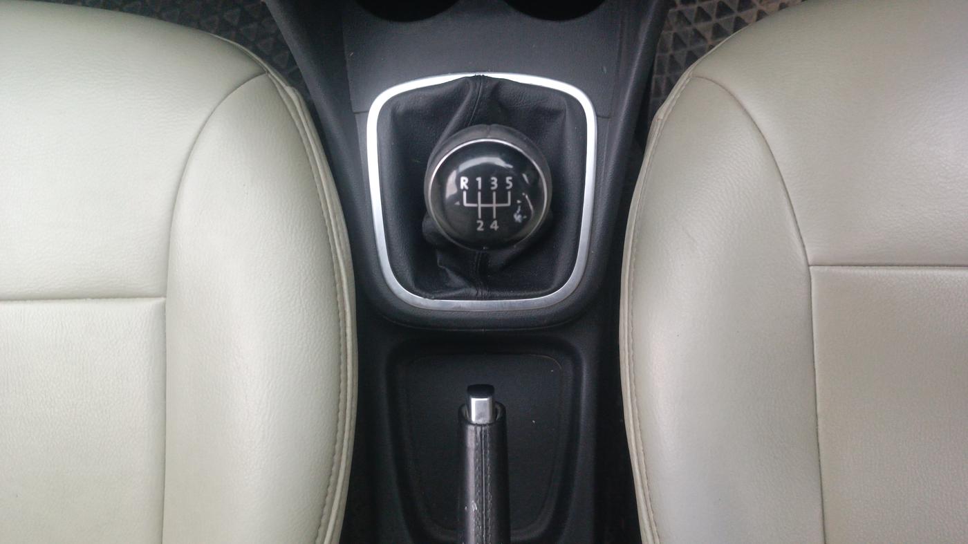 2014 Volkswagen Polo HIGHLINE1.2L, Petrol, Manual, 85,387 km, Gear Lever