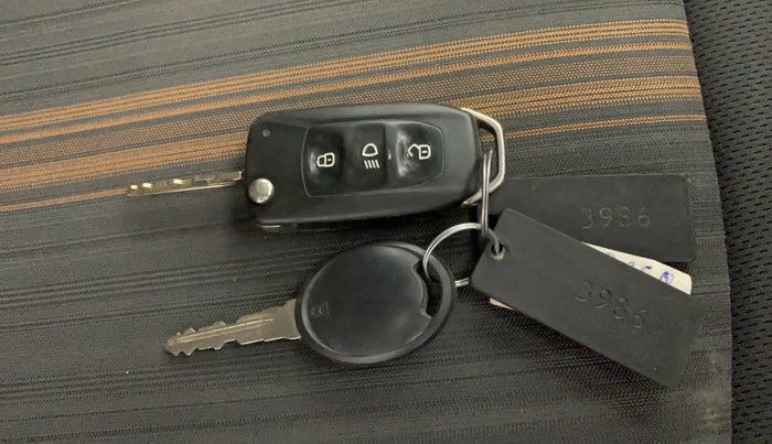 2019 Tata TIAGO NRG PETROL, CNG, Manual, 1,03,582 km, Key Close Up