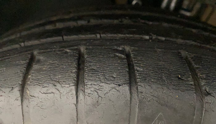 2019 Volkswagen Polo HIGHLINE PLUS 1.0, Petrol, Manual, 42,872 km, Left Front Tyre Tread