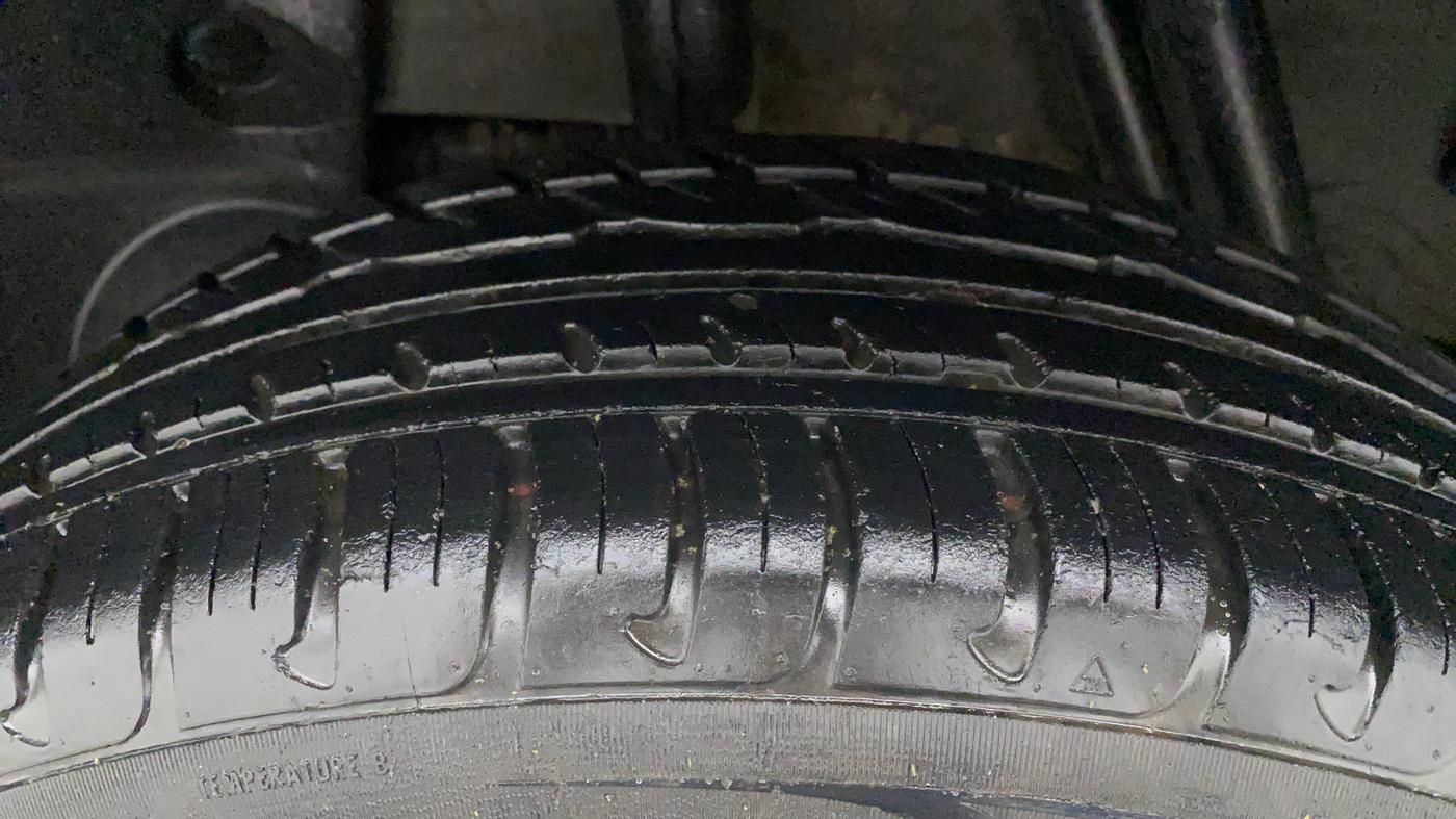 2018 Renault Duster RXS CVT, Petrol, Automatic, 39,420 km, Right Rear Tyre Tread