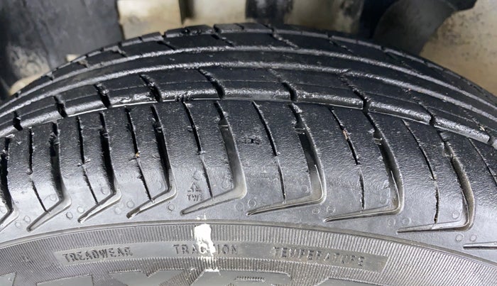 2016 Renault Kwid RXL, Petrol, Manual, 32,816 km, Left Front Tyre Tread