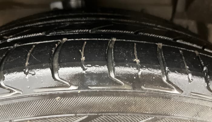 2016 Maruti Ciaz ZXI+ RS, Petrol, Manual, 1,03,516 km, Right Front Tyre Tread