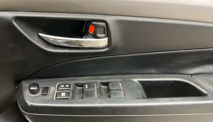 2016 Maruti Ciaz ZXI+ RS, Petrol, Manual, 1,03,516 km, Driver Side Door Panels Control