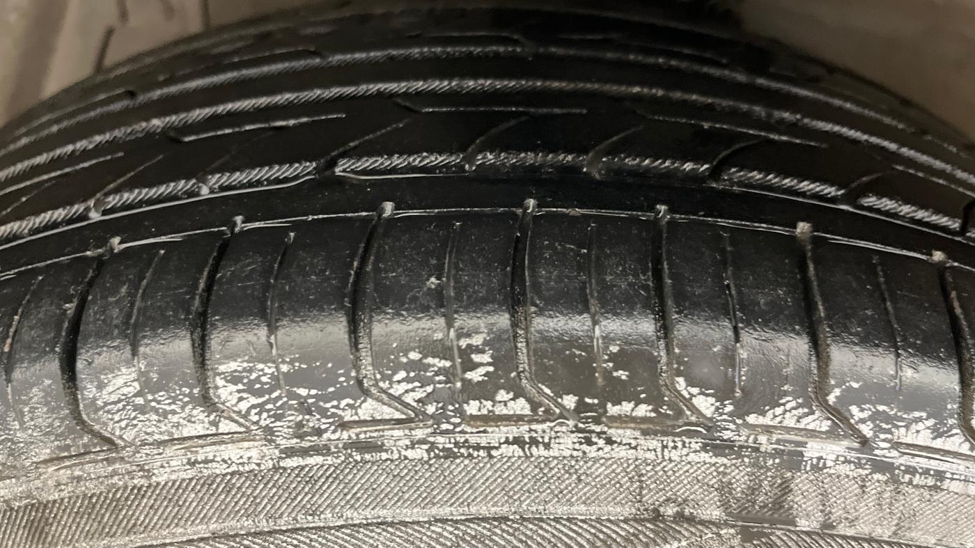 2016 Maruti Ciaz ZXI+ RS, Petrol, Manual, 1,03,516 km, Left Front Tyre Tread